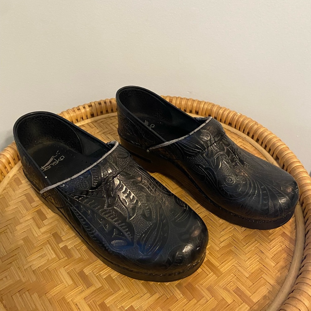 Dansko size 39 Professional Black‎ Floral Patent Leather Clogs
